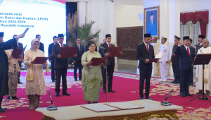 Presiden Joko Widodo (Jokowi) melantik tujuh orang pimpinan Lembaga Perlindungan Saksi dan Korban (LPSK) periode 2024-2029 di Istana Kepresidenan, Jakarta, Rabu, 15/5/2024. | YouTube Sekretariat Presiden