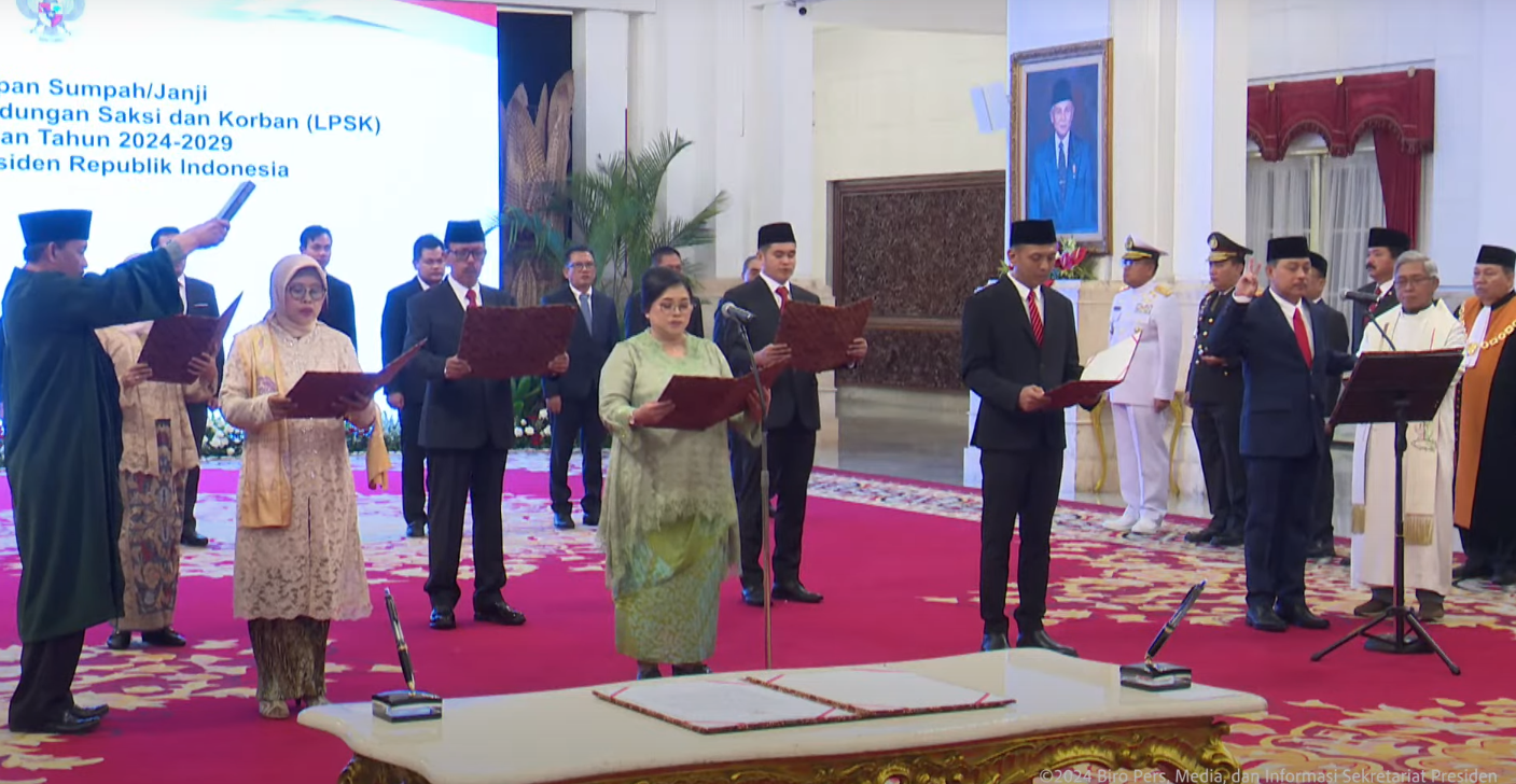 Jokowi Lantik 7 Orang LPSK 2024-2029 di Istana Negara