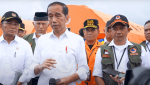 Presiden Joko Widodo (Jokowi) saat peninjauan lokasi banjir bandang di Agam, Sumatera Barat, Selasa, 21/5/2024. |YouTube Sekretariat Presiden