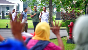 Presiden Joko Widodo (Jokowi) mengisi hari cuti bersama dengan berbagi sembako ke warga sekitar di Istana Kepresidenan Yogyakarta pada Jumat, 24/5/2024. | Dok - BPMI Setpres/Vico