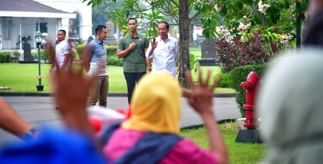 Jokowi Bagikan Sembako saat PDIP Gelar Rakernas