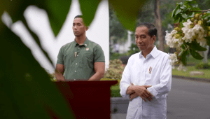 Presiden Joko Widodo (Jokowi) mengisi hari cuti bersama dengan berbagi sembako ke warga sekitar di Istana Kepresidenan Yogyakarta pada Jumat, 24/5/2024. | YouTube Sekretariat Presiden