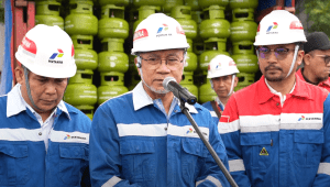 Menteri Perdagangan (Mendag) RI Zulkifli Hasan (Zulhas) memimpin ekspose temuan terhadap produk gas elpiji 3 kg di Stasiun Pengisian Bahan Bakar Elpiji (SPBE) di Tanjung Priok, Jakarta, Sabtu, 25/5/2024. | YouTube Kementerian Perdagangan