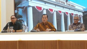 Judha Nugraha (kiri), Lalu Muhammad Iqbal (tengah), Roy Sumirat (kanan) di Ruang Palapa Kementerian Luar Negeri, Jakarta Pusat, Rabu, 29/5/2024 | Novia Suhari/Forum Keadilan
