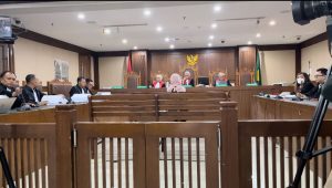Mantan Dirut Pertamina Galaila Karen Kardinah atau Karen Agustiawan saat mendengarkan pembacaan tuntutan di di Pengadilan Tipikor Jakarta Pusat, Kamis, 30/5/2024 | Merinda Faradianti/Forum Keadilan