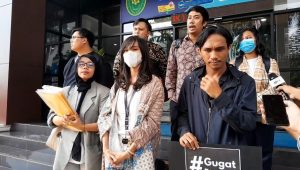 Koalisi Masyarakat Sipil bersama dengan keluarga korban penculikan dan penghilangan paksa 1997-1998 menggugat Pemberian Gelar Jenderal Kehormatan kepada Prabowo Subianto ke PTUN, di PTUN, Jakarta Timur, Selasa, 28/5/2024 | Novia Suhari/Forum Keadilan