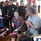 Presiden Republik Indonesia (RI) ke-5 Megawati Soekarnoputri bersama Butet Kartaredjasa di Galeri Nasional Indonesia, Jakarta Pusat, Senin, 13/5/2024 | M. Hafid/Forum Keadilan