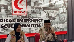 Liaison officer Marissa Noriti (Kiri) dan Committe (MER-C) Indonesia Dr. Sarbini Abdul Murad (Kanan) saat menyampaikan keterangan kepada media di Kantor Pusat MER-C, Senen, Jakarta Pusat, Rabu, 8/5/2024 | Ari Kurniansyah/Forum Keadilan