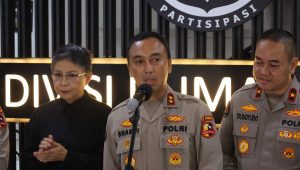 Ketua Divisi Humas (Kadivhumas) Polri Irjen Pol Sandi Nugroho (tengah) dalam konferensi pers di Mabes Polri, Jakarta Selatan, Kamis, 30/5/2024 | dok. Polri