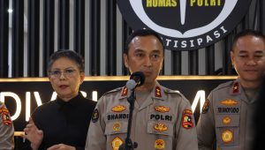 Ketua Divisi Humas (Kadivhumas) Polri Irjen Pol Sandi Nugroho (tengah) dalam konferensi pers di Mabes Polri, Jakarta Selatan, Kamis, 30/5/2024 | dok. Polri