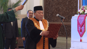 Hakim Agung Suharto resmi menjadi Wakil Ketua Mahkamah Agung (MA) Bidang Non Yudisial usai mengucapkan sumpah jabatan di depan Presiden Joko Widodo (Jokowi) di Istana Negara, Jakarta Pusat, Rabu, 15/5/2024 | YouTube Sekretariat Presiden