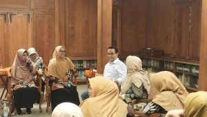 Anies Baswedan bediskusi dengan puluhan guru yang tergabung dalam Forum Komunikasi Guru Raoudlatul Athfal se-Jakarta di kawasan Lebak Bulus Jakarta Selatan, Selasa 11/06/2024. I Ist