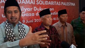Zaitun Rasman (kiri), Din Syamsudin (tengah) dengan Hidayat Nur Wahid (kanan) saat konferensi pers aksi damai peduli Palestina di Restaurant Al-Jazeera, Jakarta Timur, Rabu, 5/6/2024 | Novia Suhari/Forum Keadilan