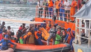 Basarnas saat mengevakuasi penumpang kapal Dolphine nomor lambung 70 di perairan Tapteng, Sumatera Utara. | Dok. Polres Tapteng