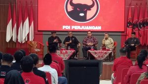 Sekjen PDIP Hasto Kristiyanto dan beberapa narasumber lain dalam acara diskusi memperingati hari lahir Bung Karno di Sekolah Partai PDI Perjuangan, Lenteng Agung, Jakarta Selatan, Kamis, 6/6/2024 | M. Hafid/Forum Keadilan