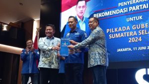 Ketua Umum Demokrat Agus Harimurti Yudhoyono (AHY) saat memberikan surat rekomendasi kepada Calon Gubenur dan Wakil Gubernur Sumatra Selatan, Herman Deru dan Cik Ujang, di Kantor DPP Demokrat, Menteng, Jakarta Pusat, Selasa, 11/6/2024 | M. Hafid/Forum Keadilan