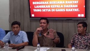 Bendahara Umum Projo Panel Barus (tengah) saat konferensi pers di Kantor DPP Projo, Jakarta, Jumat, 28/6/2024 | M. Hafid/Forum Keadilan