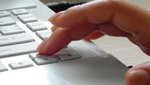 Ilustrasi bermain laptop