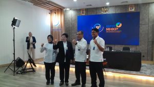 Woro Nur Endang Kepala Pusat Standarisasi Sistem dan Kepatuhan BKIPM KKP (kiri pertama), Ishartini Kepala BPPMHKP (kiri kedua), Pung Nugroho Saksono Dirjen Pengawasan Sumber Daya Kelautan Perikanan KKP (kanan kedua), dan Didik Suwarsono Katimja Pemberitaan dan Opini Publik KPP (kanan pertama) | Novia Suhari/Forum Keadilan