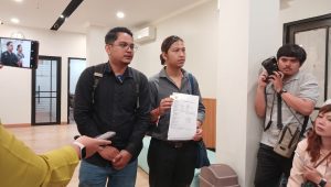 Koordinator Divisi Advokasi LBH Padang Diki Rafiqi (kiri) melaporkan dugaan kasus penyiksaan anak ke Komnas HAM, Selasa, 25/6/2024 | Syahrul Baihaqi/Forum Keadilan