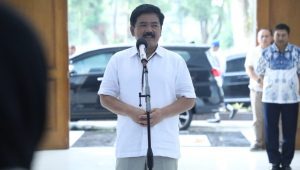 Menko Polhukam Hadi Tjahjanto saat memberikan motivasi kepada para atlet Tim Nasional karate, di GOR Cakrawala Lanud Abd Saleh Malang, Jawa Timur, Sabtu 29/6/2024. | Ari Kurniansyah/Forum Keadilan