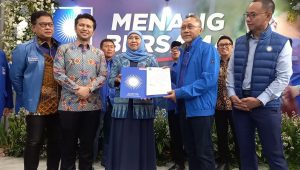 Ketua Umum DPP PAN Zulkifli Hasan saat memberikan SK dukungan ke Khofifah Indar Parawansa dan Emil Dardak di Kantor DPP PAN, Jakarta Selatan, Senin, 3/6/2024 | M. Hafid/Forum Keadilan