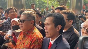 Kuasa Hukum Sekjen PDIP Hasto Patra M Zen saat memberikan keterangan kepada media di kawasan gedung Merah Putih KPK RI, Jakarta Selatan, Senin, 10/6/2024 | Ari Kurniansyah/Forum Keadilan