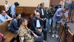 Eks Menteri Pertanian Syahrul Yasin Limpo bersama kuasa hukum Djamaluddin Koedoeboen di sidang lanjutan kasus dugaan pemerasan di lingkungan Kementerian Pertanian (Kementan) di Pengadilan Tipikor Jakarta Pusat, Rabu, 12/6/2024 | Merinda Faradianti/Forum Keadilan