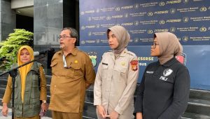 Kepala UPTD Pusat Pelayanan Terpadu Pemberdayaan Perempuan dan Anak (P2TP2A) Tanggerang Selatan (Tangsel) Tri Purwanto saat memberikan keterangan kepada media di kawasan Polda Metro Jaya, Jakarta Selatan, Senin, 3/6/2024 | Ari Kurniansyah/Forum Keadilan