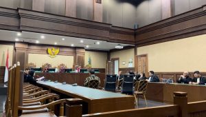 Mantan anggota III Badan Pemeriksa Keuangan (BPK) Achsanul Qosasi (AQ) saat mendengarkan tanggapan pledoi di Pengadilan Tipikor Jakarta Pusat, Selasa 4/6/2024. | Merinda Faradianti/Forum Keadilan