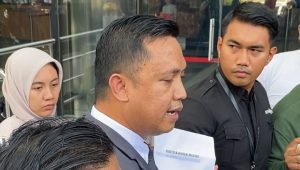 Pengacara Sekjen PDIP Hasto Kristiyanto, Ronny Talapessy memeberikan keterangan kepada media di Gedung KPK RI, Kuningan, Jakarta Selatan, Senin 10/6/2024. I Ari Kurniansyah/Forum Keadilan