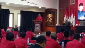 Hasto Kristiyanto berpidato dalam acara Sekolah Hukum yang digelar oleh DPP PDIP di Sekolah Partai, Lenteng Agung, Jakarta Selatan, Jumat, 14/6/2024. I M. Hafid/Forum Keadilan