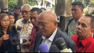 Kusnadi (kanan) bersama kuasa hukumnya, Petrus Selestinus (tengah) memeberikan keterangan di Gedung Merah Putih KPK RI, Rabu, 19/6/2024. I Ari Kurniansyah/Forum Keadilan