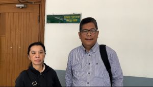 Kuasa hukum Andi Handoyo, Luhut Simanjuntak bersama Ibunda Andi di PN Jakarta Barat, Kamis, 20/6/2024 I Merinda Faradianti/Forum Keadilan