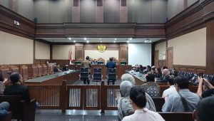 Achsanul Qosasi (kiri) dan Sadikin Rusli (kanan) saat mendengarkan amar putusan yang dibacakan Majelis Hakim Pengadilan Tindak Pidana Korupsi di Pengadilan Negeri Jakarta Selatan, Kamis 20/6/24. I Syahrul Baihaqi/Forum Keadilan