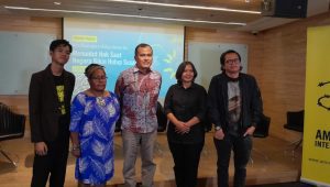 Aktivis Muda Fariz Naufal (kiri pertama), West Papua Feminist Forum Esther Haluk (kiri kedua), Dosen Unsyiah Aceh Saiful Mahdi (tengah), Ketua KASBI Nining Elitos (kanan kedua), Direktur Amnesty Internasional Indonesia Usman Hamid (kanan pertama) di Gedung HDI Hive, Jakarta Pusat, Jumat, 21/6/2024 | Novia Suhari/Forum Keadilan