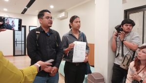 Koordinator Divisi Advokasi LBH Padang Diki Rafiqi (kiri) melaporkan dugaan kasus penyiksaan anak ke Komnas HAM, Selasa, 25/6/2024 | Syahrul Baihaqi/Forum Keadilan