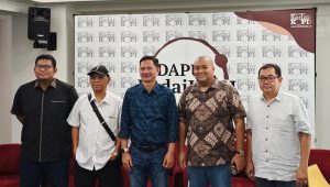Rilis survey KedaiKOPI bersama dengan Pengamat Kebijakan Publik Sugiyanto (kedua dari kiri), Anggota DPRD DKI Jakarta Fraksi PKS Dedi Supriadi (tengah), Direktur Riset dan Komunikasi KedaiKOPI Ibnu Dwi Cahyo (kedua dari Kanan) dan Pengamat Otomotif, Billy Sudiro, di Hotel Sofyan, Jakarta Pusat, Rabu, 26/6/2024 | Novia Suhari/Forum Keadilan