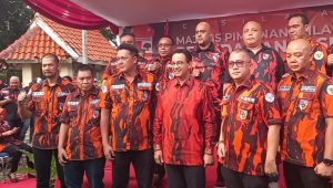 Anies Baswedan saat foto bersama dengan pengurus Pemuda Pancasila di Sekretariat MPW PP DKI Jakarta, Pasar Minggu, Jakarta Selatan, Rabu, 19/6/2024 | M. Hafid/Forum Keadilan
