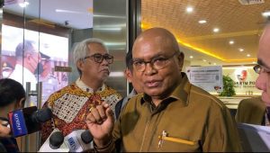 Koordinator Tim Pembela Demokrasi Indonesia (TPDI) Petrus Selestinus saat memberikan keterangan kepada media di Bareskrim Polri, Jakarta Selatan, Kamis, 13/6/2024 | Ari Kurniansyah/Forum Keadilan
