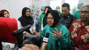 Menteri Sosial Tri Rismaharini mengadakan operasi katarak gratis dalam peringatan Hari Lanjut Usia Nasional (HLUN) 2024 di Aceh Utara yang diselenggarakan di Rumah Sakit Umum (RSU) Cut Meutia, Rabu, 29/5/2024 | Dok Kemensos RI - Wahyu Galuh