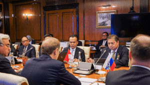 Menteri Koordinator Bidang Perekonomian ( Menko Perekonomian) Airlangga Hartarto dalam pertemuan khusus dengan mantan Presiden dan Perdana Menteri Rusia Dmitry Medvedev, Wakil Perdana Menteri Rusia Denis Manturov, dan Menteri Pembangunan Ekonomi Federasi Rusia Maxim Reshetnikov, di Moskow, Federasi Rusia, Selasa, 11/6/2024. | Dok - Kementerian Koordinator Bidang Perekonomian RI