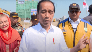Presiden Joko Widodo (Jokowi) meninjau proyek pengendalian banjir rob di Tambak Lorok, Kota Semarang, Jawa Tengah, Senin, 17/6/2024. | YouTube Sekretariat Presiden