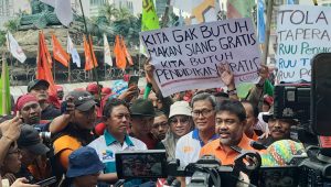 Presiden Partai Buruh Said Iqbal saat dimintai keterangan oleh wartawan di kawasan Patung Kuda, Jakarta Pusat, Kamis, 6/6/2024 | Novia Suhari