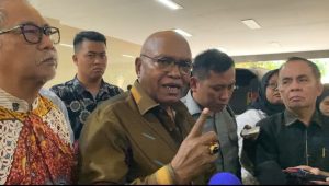 Tim kuasa hukum Kusnadi Petrus Selestinus (tengah), Staf Sekjen PDIP Hasto Kristiyanto Kusnadi (kiri) saat memberikan keterangan kepada media di Bareskrim Polri, Jakarta Selatan, Kamis, 13/6/2024 | Ari Kurniansyah/Forum Keadilan