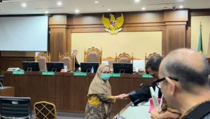 Direktur Jenderal Pembinaan Penempatan Tenaga Kerja (Dirjen Binapenta) Kementerian Tenaga Kerja dan Transmigrasi (Kemenakertrans) periode 2011-2015 Reyna Usman di sidang perdananya di PN Jakarta Pusat, Kamis, 13/6/2024 | Merinda Faradianti/Forum Keadilan