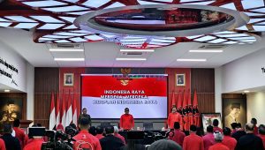 Mahfud MD (kiri) Sekjen PDIP Hasto Kristiyanto (tengah), Ketua DPP PDIP Djarot Saiful Hidayat (kanan) saat menjadi pembicara dalam acara Sekolah Hukum PDIP di Sekolah Partai PDIP, Lenteng Agung, Jakarta Selatan, Jumat, 14/6/2024 | ist
