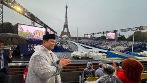 Prabowo Nonton Pembukaan Olimpiade Paris 2024 Sambil Hujan-hujanan | Instagram @prabowo