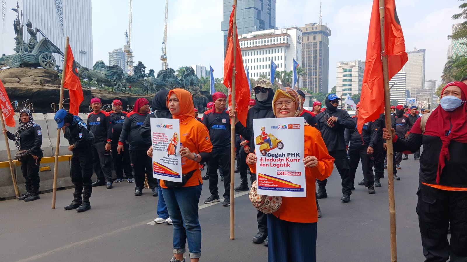 Ratusan Buruh Turun ke Jalan, Tolak PHK Industri Tekstil!