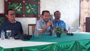 Ketua Komite II DPD RI Dapil Papua Yorrys Raweyai (tengah) saat konferensi pers di Pulau Dua Restorant, Senayan, Jakarta Pusat, Selasa, 16/7/2024 | M. Hafid/Forum Keadilan